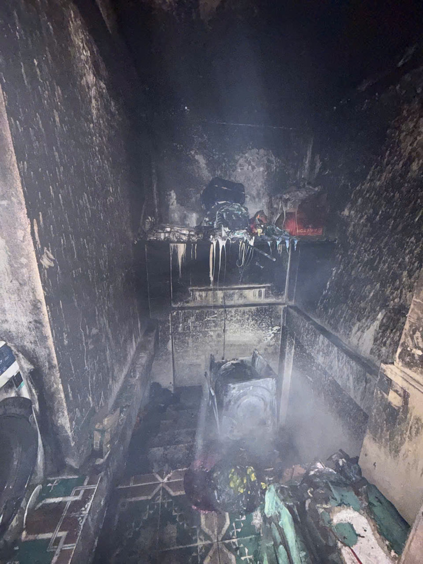 Toàn bộ khu vực tum của ngôi nhà bị lửa và khói bao trùm Toàn bộ khu vực tum của ngôi nhà bị lửa và khói bao trùm