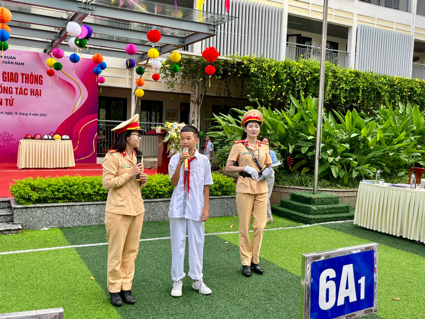 Các em học sinh tham gia trả lời các câu hỏi tình huống về pháp luật an toàn giao thông