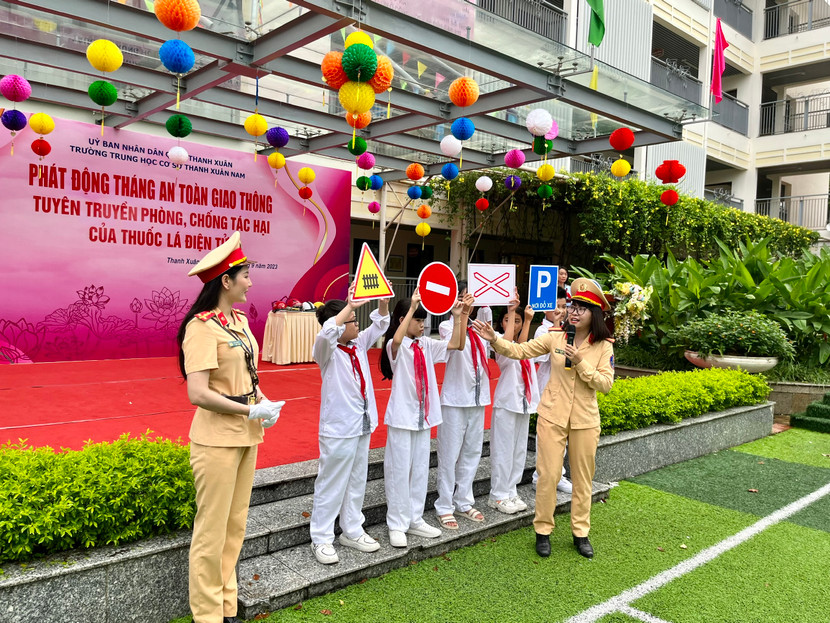 Hệ thống biển báo được các nữ cán bộ CSGT giới thiệu đến các em học sinh