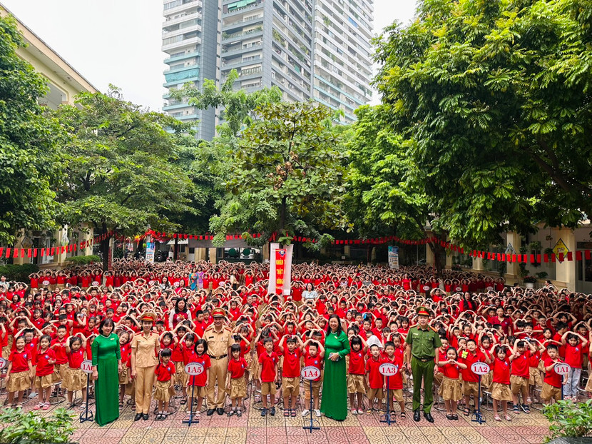 Tại trường Tiểu học Phan Đình Giót