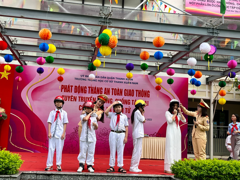 Hướng dẫn các em học sinh cách đội mũ bảo hiểm đúng quy định