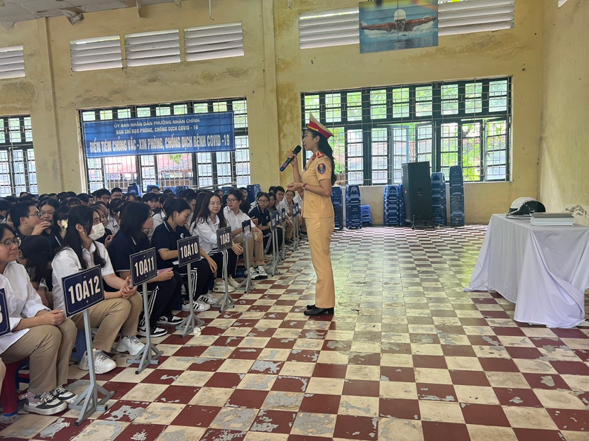 Tuyên truyền giao thông tại THPT Nhân Chính