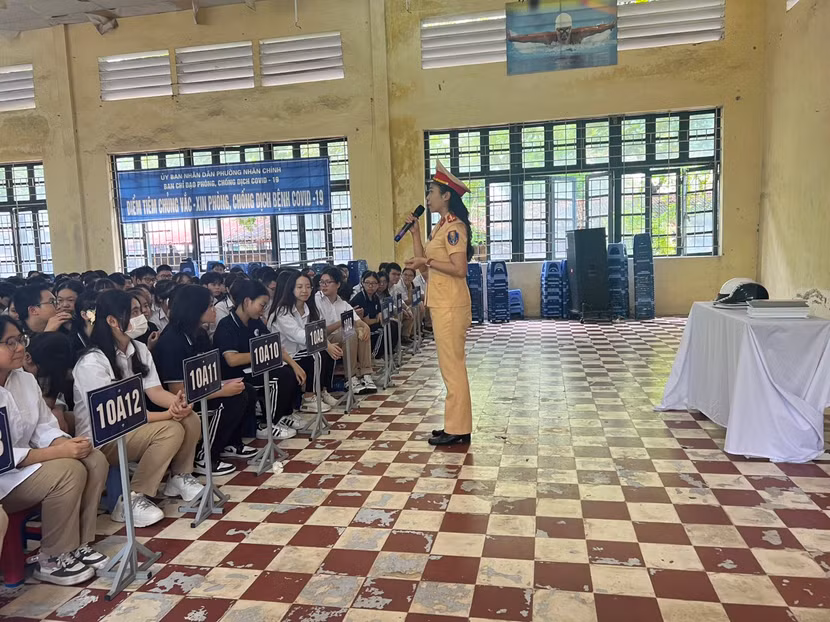 Tuyên truyền giao thông tại THPT Nhân Chính