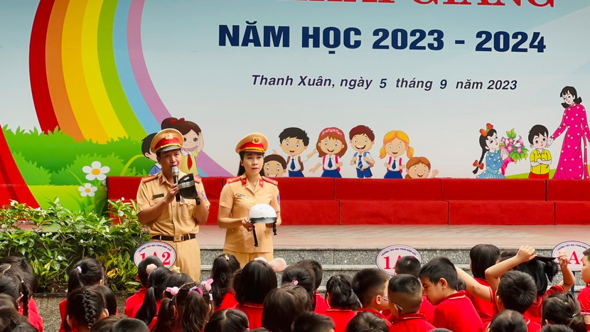 Cán cán bộ chiến sỹ Đội Cảnh sát giao thông trật tự Công an quận Thanh Xuân đã hướng dẫn các em học sinh và phụ huynh lựa chọn mũ bảo hiểm đạt chuẩn, an toàn