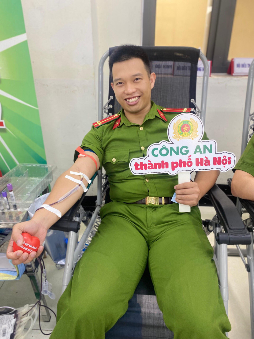 Những nụ cười rạng ngời của người cán bộ trẻ khi được góp sức mình vì cộng đồng