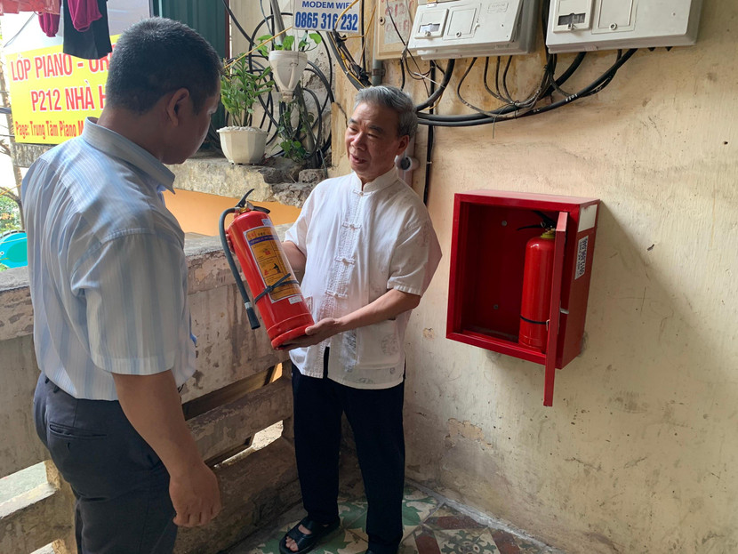 Hiện, quận Thanh Xuân đã vận động 100% người dân trang bị bình cứu hỏa tại mỗi nhà tập thể