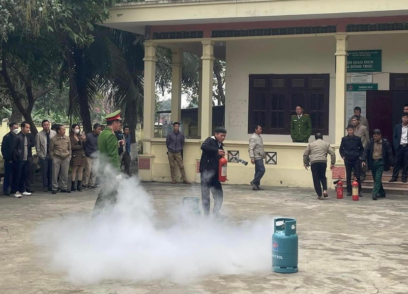 Hướng dẫn người dân sử dụng các thiết bị chữa cháy cầm tay Hướng dẫn người dân sử dụng các thiết bị chữa cháy cầm tay