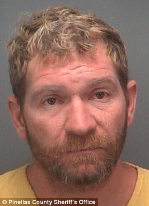 Bị bắt vì quan hệ ngoài bãi cỏ nơi công cộng ảnh 2