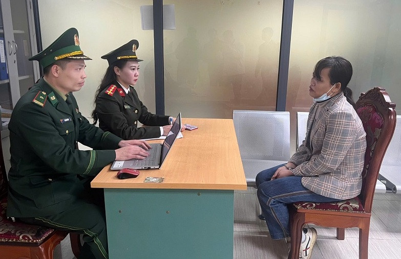 Đối tượng truy nã Lê Thị Hương bị lực lượng chức năng bắt giữ