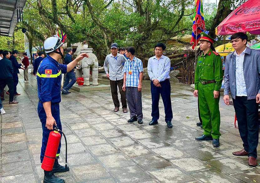 Hướng dẫn cán bộ nhân viên Ban Quản lý, lực lượng đảm bảo ANTT tại lễ hội kỹ năng sử dụng bình chữa cháy xách tay