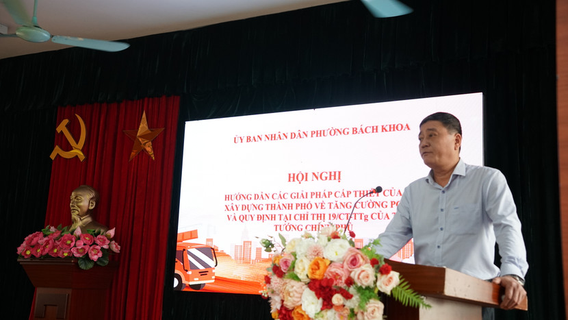 Ông Trần Tiến Dũng, Phó Chủ tịch UBND phường Bách Khoa phát biểu khai mạc hội nghị