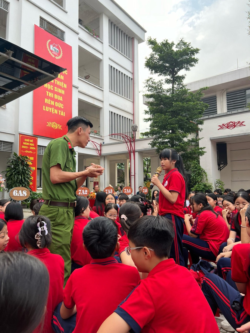 Báo cáo viên trao đổi với các em học sinh trường THCS Khương Mai