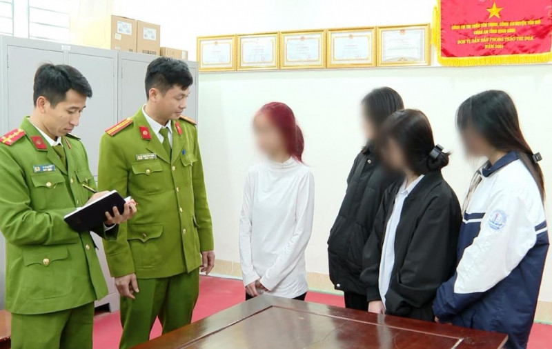 Làm rõ nhóm nữ sinh xô xát đánh nhau, gây rối trật tự công cộng