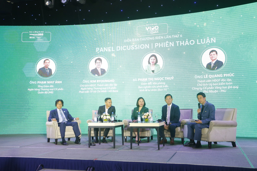 Các diễn giả chia sẻ về vấn đề nguồn tài chính xanh tại Diễn đàn Các diễn giả chia sẻ về vấn đề nguồn tài chính xanh tại Diễn đàn