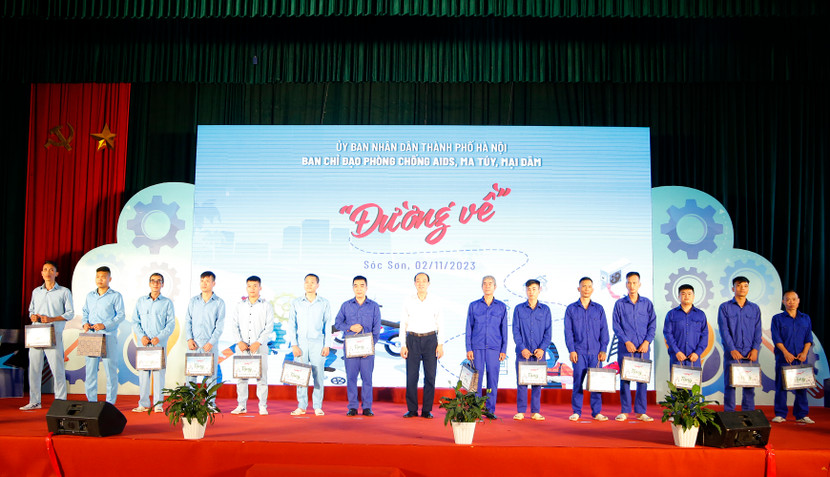 Phó giám đốc Sở LĐTB và XH Hà Nội Nguyễn Tây Nam tặng quà cho các học viên có kết quả tốt trong hoạt động rèn luyện