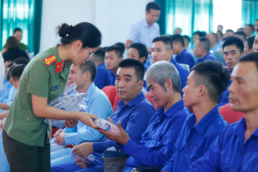 Những món quà nhỏ được cán bộ, chiến sĩ Công an Hà Nội gửi tới các học viên