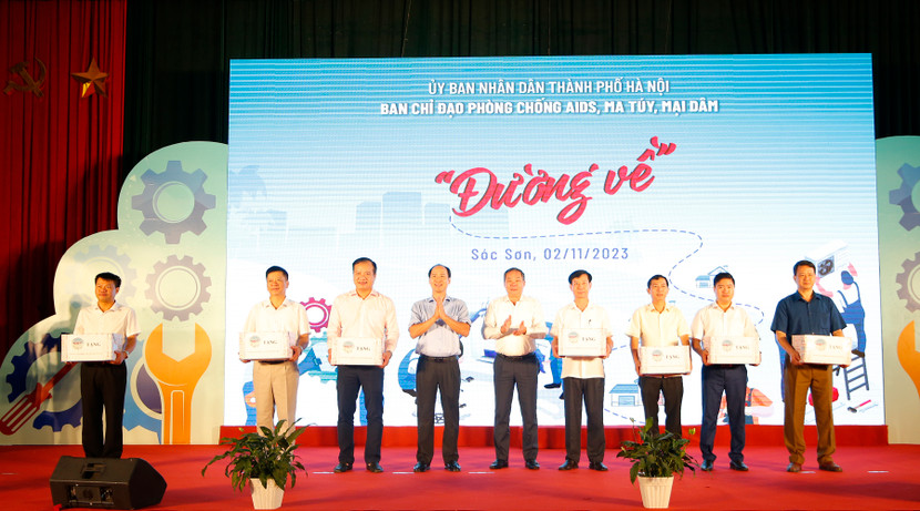 Đại diện Ban chỉ đạo 89 thành phố Hà Nội tặng quà 7 cơ sở cai nghiện ma túy của thành phố