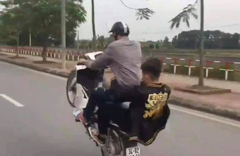 Nam thanh niên "bốc đầu" xe máy