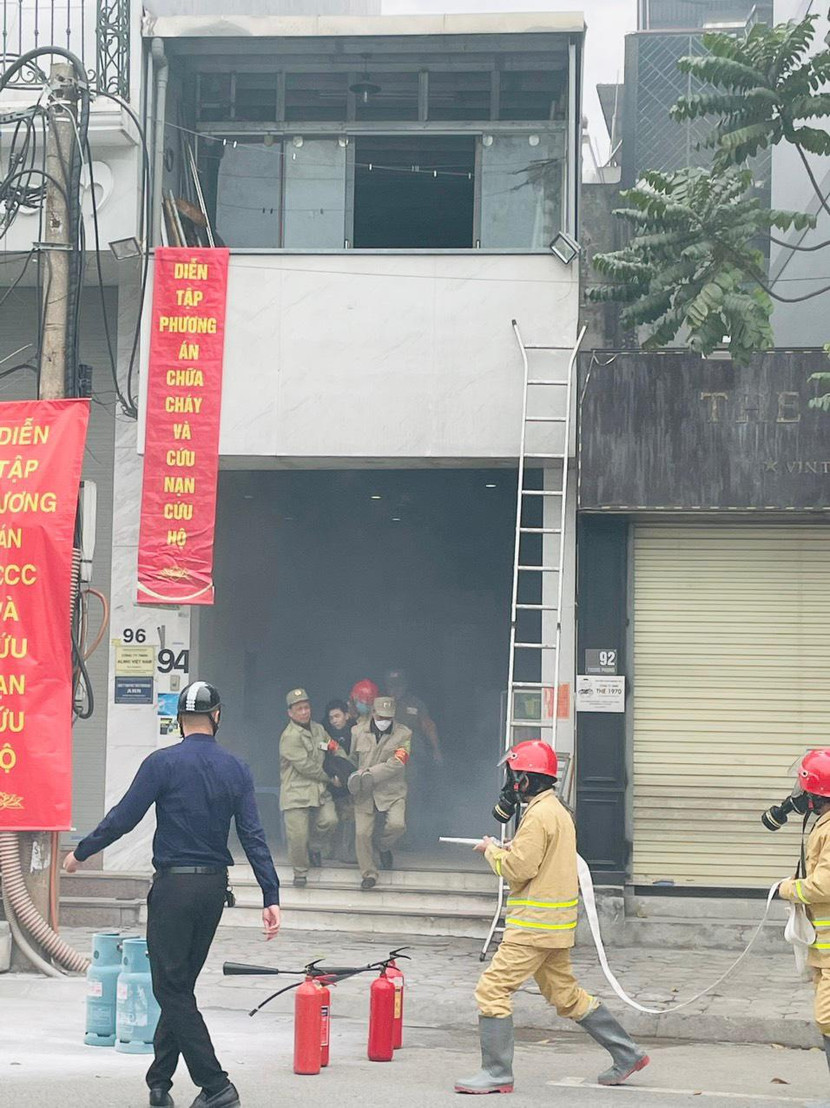 Đưa người bị nạn ra khỏi khu vực nguy hiểm