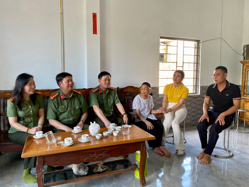 Các đại biểu thăm quan ngôi nhà mới của gia đình anh Hoàng Văn Vững