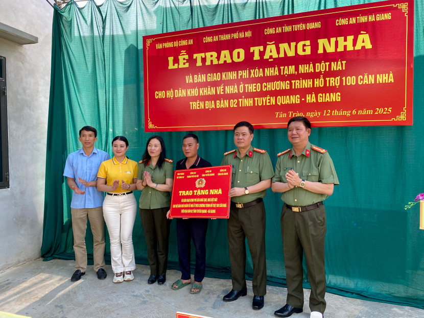 Tại mái ấm mới, anh Hoàng Văn Vững cùngcác đại biểu đã tiến hành nghi thức trao chìa khóa và nghiệm thu công trình.