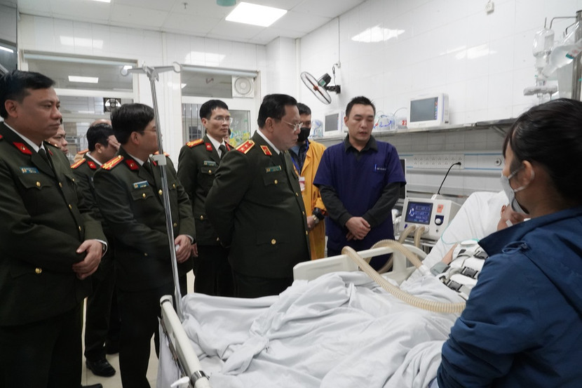 Trung tướng Nguyễn Hải Trung trao đổi với bác sĩ điều trị về tình hình sức khỏe Đại úy Nguyễn Văn Thưởng