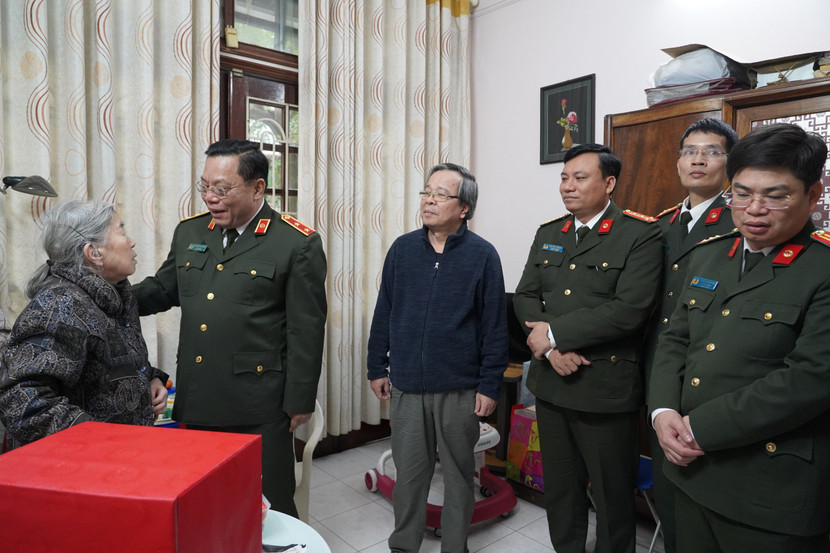 Giám đốc Công an TP Hà Nội thăm, tặng quà các đồng chí nguyên lãnh đạo CATP