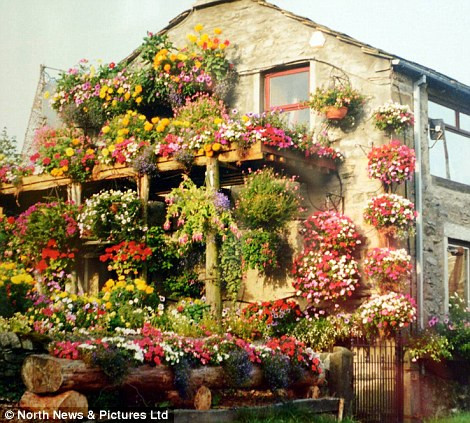 Kỳ thú ngôi nhà được bao phủ bởi hoa tươi ảnh 4