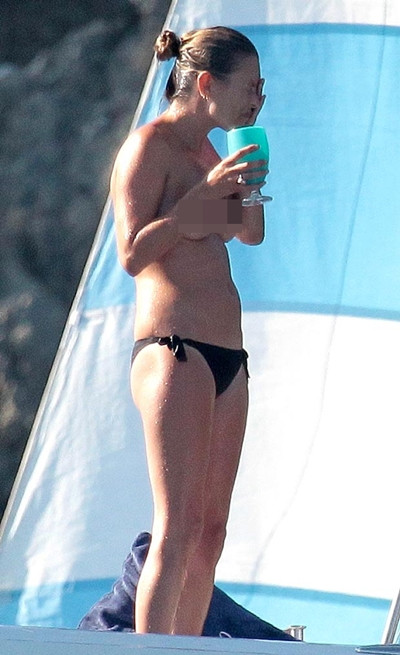 Kate Moss thản nhiên để ngực trần tắm nắng ảnh 2