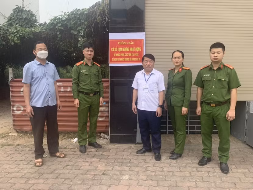 Lực lượng chức năng ra quyết định đình chỉ và tạm đình chỉ 13 cơ sở karaoke không đảm bảo an toàn PCCC Lực lượng chức năng ra quyết định đình chỉ và tạm đình chỉ 13 cơ sở karaoke không đảm bảo an toàn PCCC