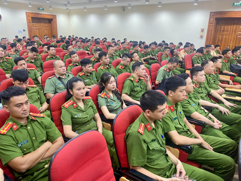 Gần 300 cán bộ, chiến sĩ Công an Thủ đô tham gia lớp huấn luyện số 3 năm 2024 Gần 300 cán bộ, chiến sĩ Công an Thủ đô tham gia lớp huấn luyện số 3 năm 2024