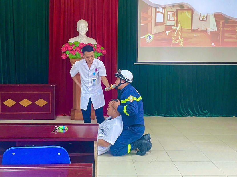 Hướng dẫn kỹ năng sơ cấp cứu ban đầu đối với người bị nạn trong đám cháy.