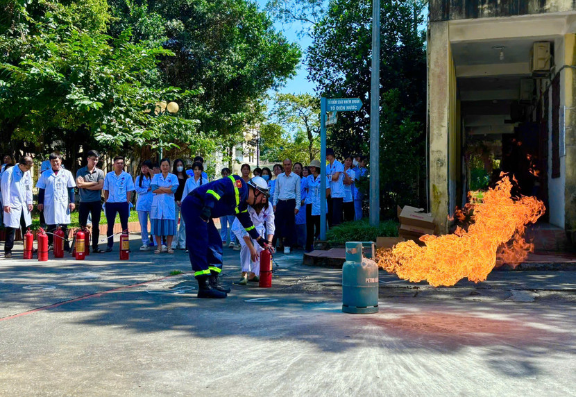 Hướng dẫn kỹ năng sử dụng bình chữa cháy xách tay chữa đám cháy xăng dầu, khí gas.