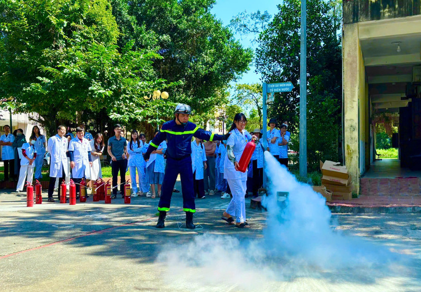 Học viện thực hành kỹ năng sử dụng bình chữa cháy xách tay chữa đám cháy xăng dầu, khí gas.