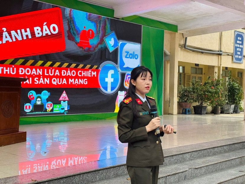 Trung tá Nguyễn Thu Hà, báo cáo viên Ban Phụ nữ Công an thành phố tuyên truyền giáo dục pháp luật tại trường THPT Lê Quý Đôn