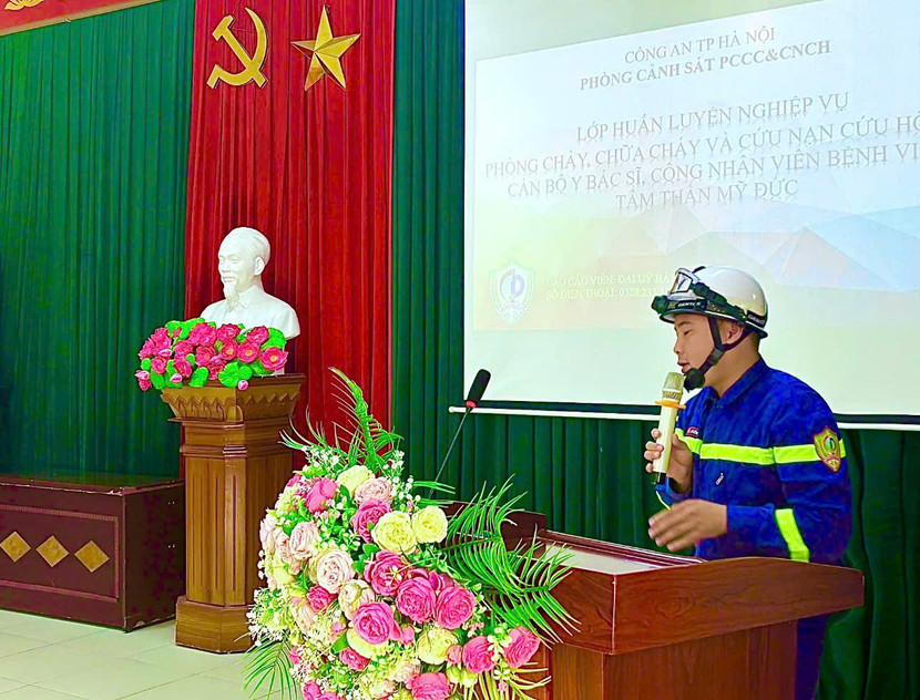 Tuyên truyền viên truyền tải các kiến thức PCCC tới các học viên lớp tập huấn