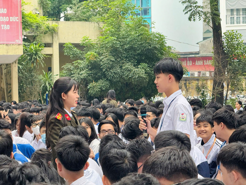 Báo cáo viên trao đổi các thông tin với học sinh