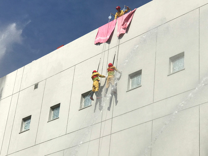 Lực lượng PCCC cơ sở tiếp cận đưa nạn nhân mắc kẹt xuống nơi an toàn Lực lượng PCCC cơ sở tiếp cận đưa nạn nhân mắc kẹt xuống nơi an toàn