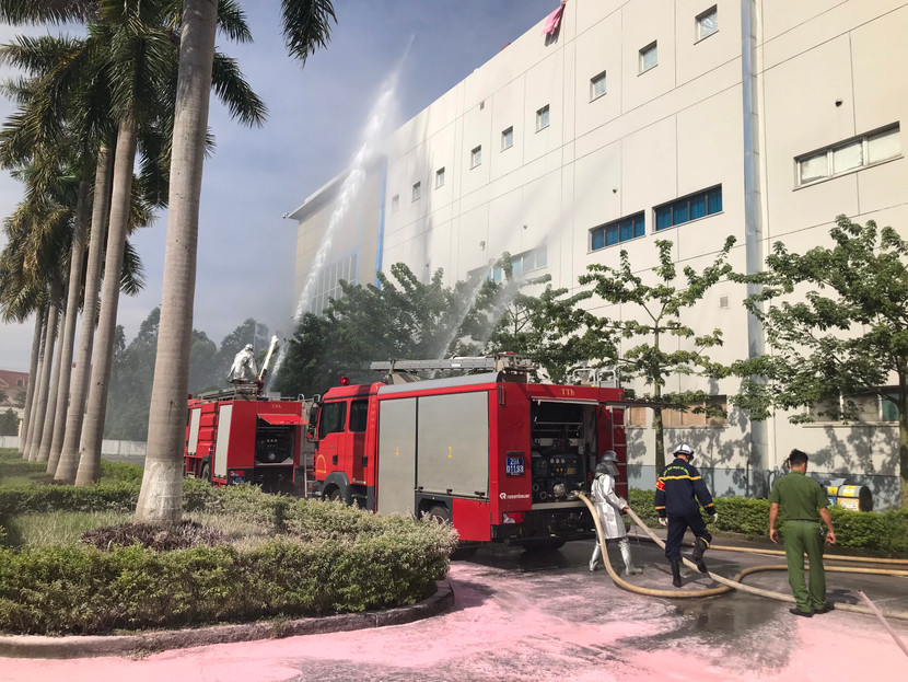 Lực lượng Công an khẩn trương chữa cháy Lực lượng Công an khẩn trương chữa cháy