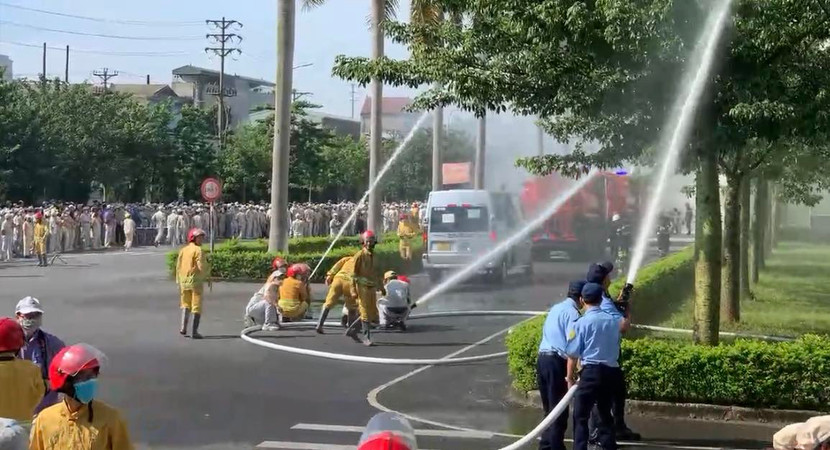 Lực lượng PCCC cơ sở kết hợp lực lượng PCCC và CNCH - CATP Hà Nội khống chế đám cháy Lực lượng PCCC cơ sở kết hợp lực lượng PCCC và CNCH - CATP Hà Nội khống chế đám cháy