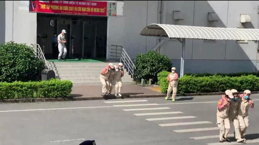 Những công nhân bị thương được đưa ra bên ngoài Những công nhân bị thương được đưa ra bên ngoài