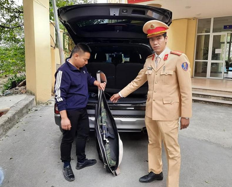Cảnh sát phát hiện nam thanh niên cất súng trên xe ô tô