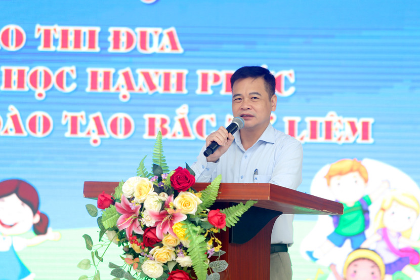 Phó Trưởng phòng GDĐT quận Bắc Từ Liêm - thầy giáo Nguyễn Hữu Hải phát biểu tại buổi lễ Phó Trưởng phòng GDĐT quận Bắc Từ Liêm - thầy giáo Nguyễn Hữu Hải phát biểu tại buổi lễ