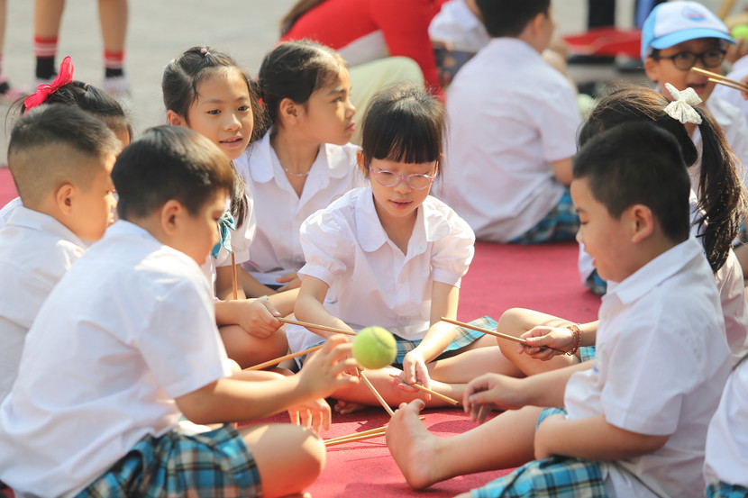 Điều này bao gồm việc giảm thiểu áp lực học tập, khuyến khích sự sáng tạo và khám phá, cũng như phát triển kỹ năng sống cho học sinh Điều này bao gồm việc giảm thiểu áp lực học tập, khuyến khích sự sáng tạo và khám phá, cũng như phát triển kỹ năng sống cho học sinh
