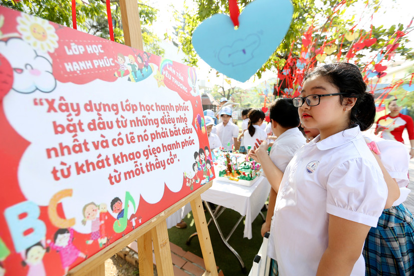 Chúng ta hãy cùng nhau hành động, sẻ chia trách nhiệm, hãy cùng chung tay kiến tạo “ Xây dựng trường học hạnh phúc”, để mỗi học sinh đều được yêu thương, được thể hiện và tôn trọng sự khác biệt, được khám phá tri thức trong xu thế hội nhập, xứng đáng là công dân Thủ đô Hà Nội ngàn năm văn hiến Chúng ta hãy cùng nhau hành động, sẻ chia trách nhiệm, hãy cùng chung tay kiến tạo “ Xây dựng trường học hạnh phúc”, để mỗi học sinh đều được yêu thương, được thể hiện và tôn trọng sự khác biệt, được khám phá tri thức trong xu thế hội nhập, xứng đáng là công dân Thủ đô Hà Nội ngàn năm văn hiến