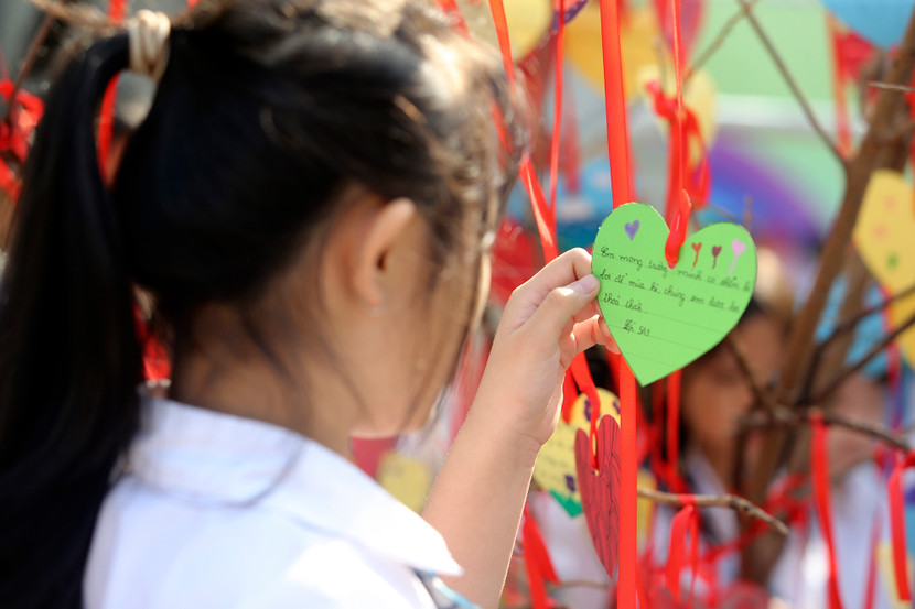 Để xây dựng một trường học hạnh phúc, cần tạo ra môi trường an toàn, thân thiện và tích cực Để xây dựng một trường học hạnh phúc, cần tạo ra môi trường an toàn, thân thiện và tích cực