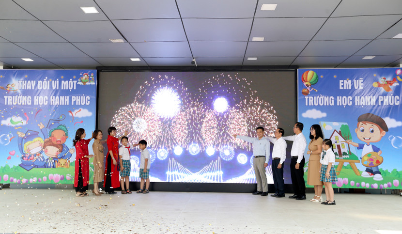 Các đại biểu thực hiện nghi thức bấm nút phát động phong trào xây dựng "Trường học hạnh phúc" Các đại biểu thực hiện nghi thức bấm nút phát động phong trào xây dựng "Trường học hạnh phúc"