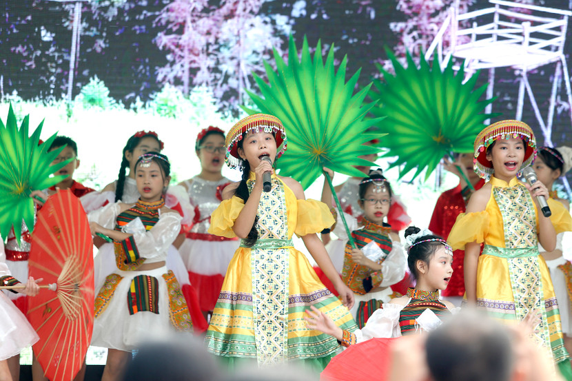 Các tiết mục múa hát do các em học sinh biểu diễn được duy trì vào những buổi sinh hoạt Các tiết mục múa hát do các em học sinh biểu diễn được duy trì vào những buổi sinh hoạt