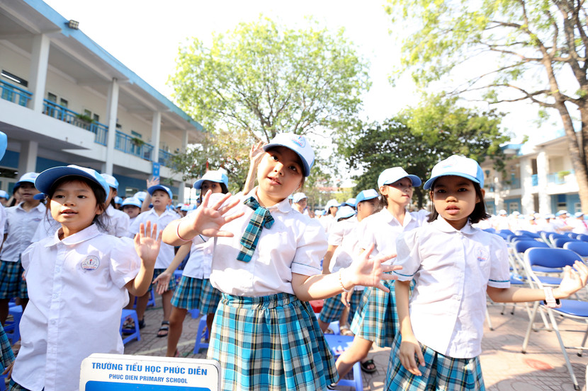 Mô hình "Trường học hạnh phúc" sẽ tạo ra môi trường học tập và làm việc tích cực, thúc đẩy sự kết nối giữa nhà trường, gia đình, và xã hội, góp phần đào tạo những thế hệ học sinh vừa có tri thức vững chắc vừa có phẩm chất đạo đức tốt đẹp Mô hình "Trường học hạnh phúc" sẽ tạo ra môi trường học tập và làm việc tích cực, thúc đẩy sự kết nối giữa nhà trường, gia đình, và xã hội, góp phần đào tạo những thế hệ học sinh vừa có tri thức vững chắc vừa có phẩm chất đạo đức tốt đẹp