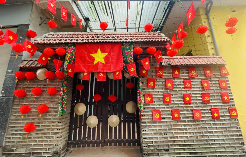 Ngôi nhà nhỏ với được trang trí cờ đỏ sao vàng khơi dậy niềm tự hào dân tộc của người Hà Nội